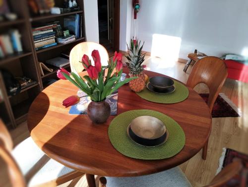 a wooden table with two hats and flowers on it at Gemütliche Ferienwohnung in Agra in Agra