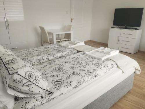 - une chambre avec un grand lit et une télévision dans l'établissement Apartament przy 29 alei, à Cracovie