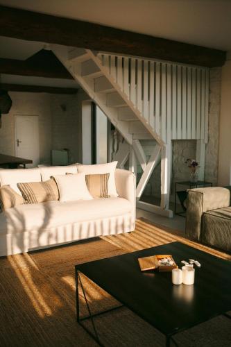 - un salon avec un canapé blanc et un escalier dans l'établissement La Chaumière Loctudy - Vue Mer - Accès direct Plage, à Loctudy