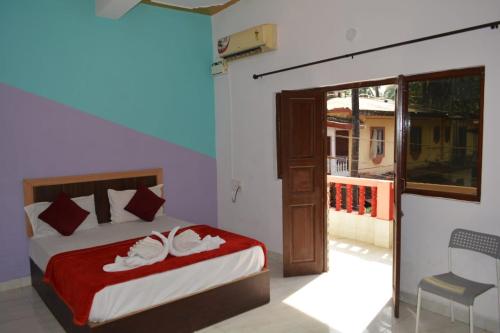 Una cama o camas en una habitación de Esther Guest House