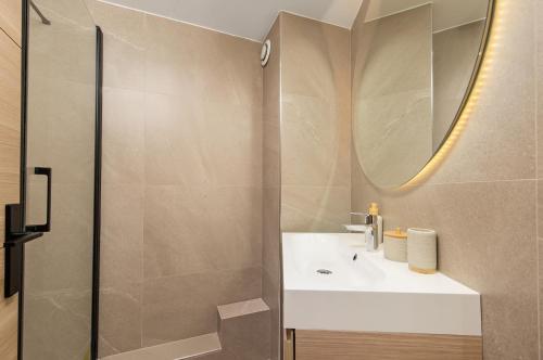 une salle de bain avec un lavabo et une douche dans l'établissement PLAGE - Somptueux Studio - 50 m bord de mer- Proche Monaco, à Roquebrune-Cap-Martin