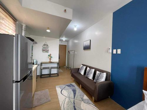 un salon avec un canapé et un mur bleu dans l'établissement Casita Tagaytay, à Tagaytay