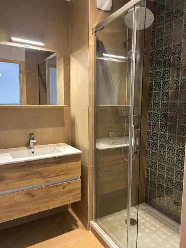 une salle de bain avec un lavabo et une douche dans l'établissement Splendide T4 en centre ville, à Lorient
