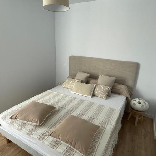 une chambre avec un grand lit avec des oreillers dans l'établissement Splendide T4 en centre ville, à Lorient