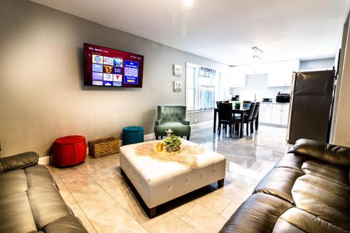 a living room with a couch and a table at The Horseshoe Villa 6br 2 Bath near the falls in Niagara Falls