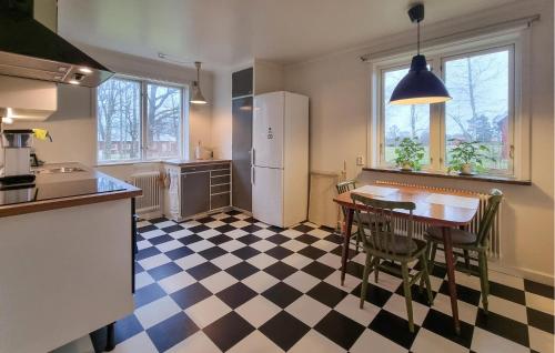 a kitchen with a black and white checkered floor at Pet Friendly Home In Vara With Wifi in Vara