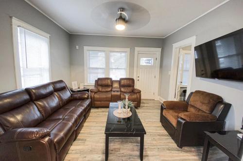 Ruang duduk di Large 6BR, 2 bath in Niagara Falls