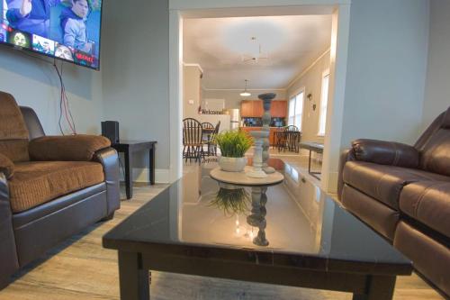 Televisyen dan/atau pusat hiburan di Large 6BR, 2 bath in Niagara Falls
