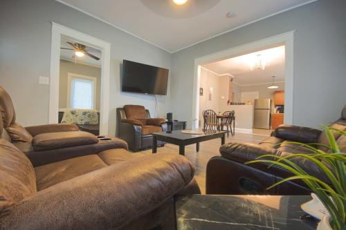Televisyen dan/atau pusat hiburan di Large 6BR, 2 bath in Niagara Falls
