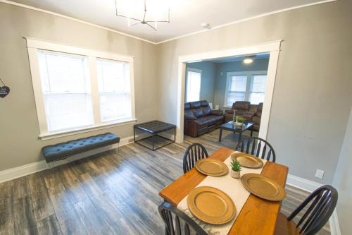 Ruang duduk di Large 6BR, 2 bath in Niagara Falls