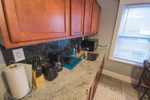 Dapur atau dapur kecil di Large 6BR, 2 bath in Niagara Falls