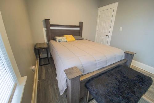 Katil atau katil-katil dalam bilik di Large 6BR, 2 bath in Niagara Falls