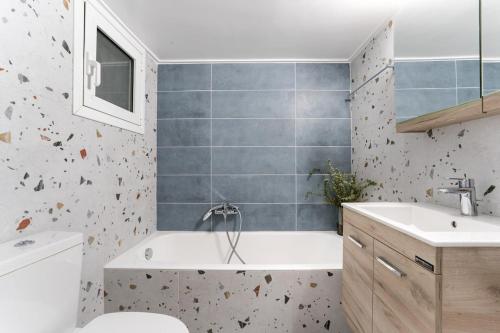 Spacious 3BR Home near Acropolis Museum