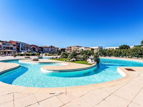 - une piscine d'eau bleue dans un complexe dans l'établissement GASYAN - Golfe de St-Tropez - Appartement aves accès plage dans résidence avec piscine, à Gassin