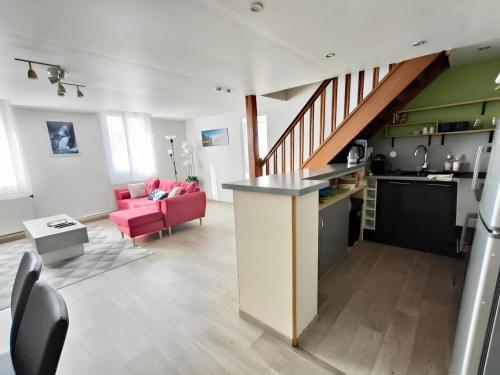Il comprend une cuisine et un salon avec un canapé rouge. dans l'établissement Stanislas, à Rouen