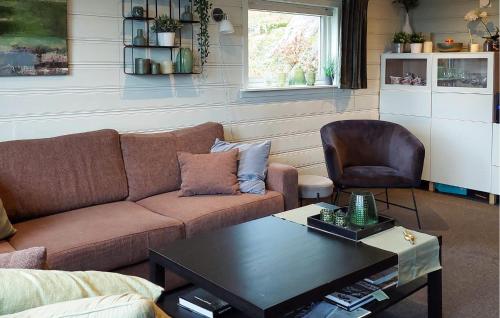 un soggiorno con un divano e un tavolino da caffè di 2 Bedroom Cozy Home In Farsund a Farsund