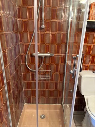 une salle de bain avec douche et toilettes dans l'établissement Trière, à Antibes