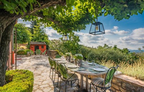 une table et des chaises assises sous un arbre dans l'établissement Stunning Home In Châteauneuf De Grasse, à Opio