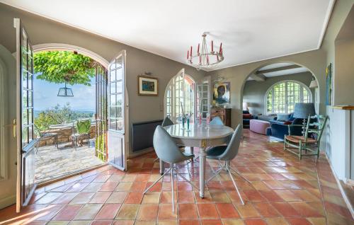 une salle à manger avec une table et des chaises dans l'établissement Stunning Home In Châteauneuf De Grasse, à Opio