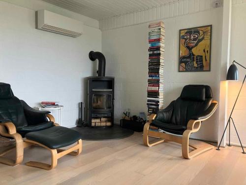 Ein Sitzbereich in der Unterkunft Cozy Summerhouse With Spectacular Views!
