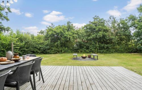 Κήπος έξω από το Beautiful Home In Ulfborg With Sauna