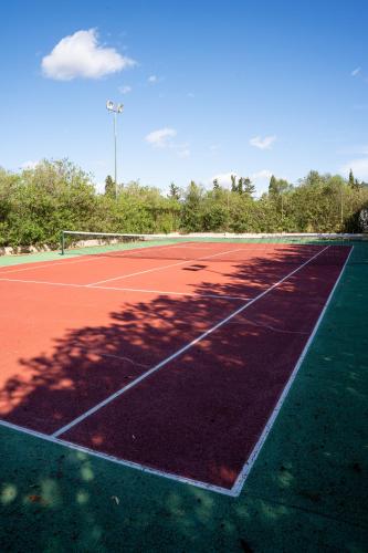 Εγκαταστάσεις για τένις ή/και σκουός στο Aumallia Hotel & Spa ή εκεί κοντά