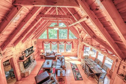 Ruang duduk di Mountain Overlook Way Cabin 3403