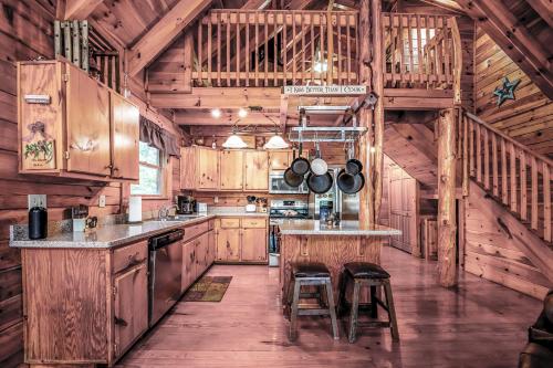 Dapur atau dapur kecil di Mountain Overlook Way Cabin 3403