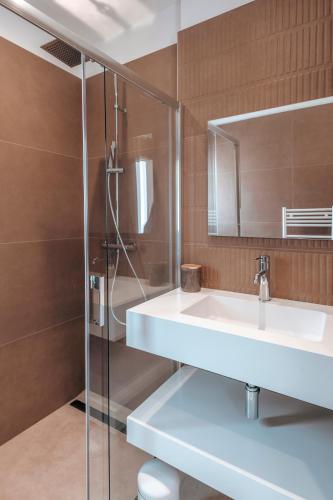 une salle de bain avec un lavabo et une douche dans l'établissement Villa Bambou 12 pers piscine chauffée 10 minutes à pieds plage, à Sainte-Lucie de Porto-Vecchio