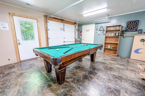 Meja biliard di Mountain Overlook Way Cabin 3403