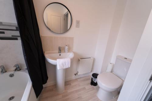 Koupelna v ubytování Stylish 3-bed Gloucester house with Free Driveway Parking for 2 cars