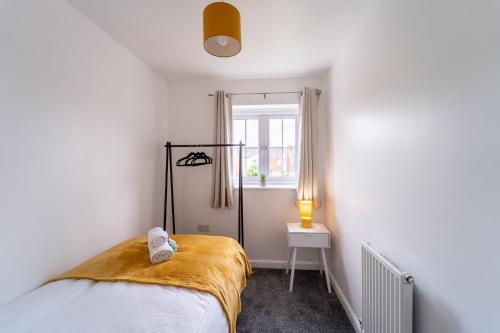 Postel nebo postele na pokoji v ubytování Stylish 3-bed Gloucester house with Free Driveway Parking for 2 cars
