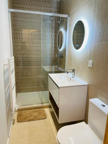 une salle de bain avec un lavabo, une douche et des toilettes dans l'établissement T2 décoré avec soin centre-ville, à Lorient