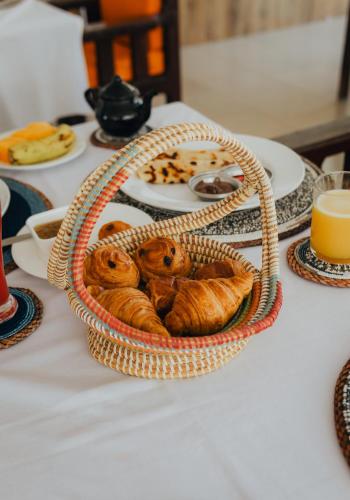 een mand met gebak op een tafel bij Harmony Resort Boutique Hotel in Banjul
