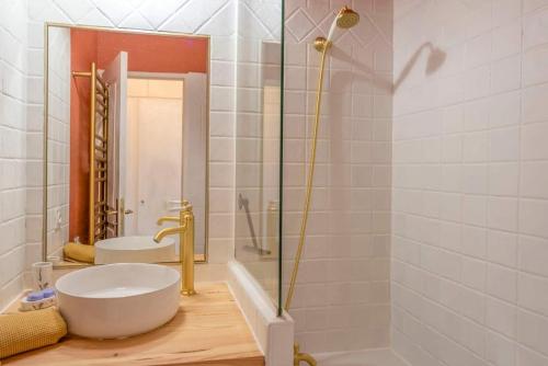 une salle de bain avec une baignoire, un lavabo et une douche dans l'établissement Escapade de Rêve à CANNES - Vue Mer Imprenable, Piscine, Tennis & Parking - À 9 min de la Croisette ! - Vlaminck, à Cannes