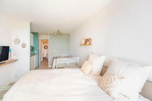une chambre avec un lit blanc avec des oreillers blancs dans l'établissement Escapade de Rêve à CANNES - Vue Mer Imprenable, Piscine, Tennis & Parking - À 9 min de la Croisette ! - Vlaminck, à Cannes