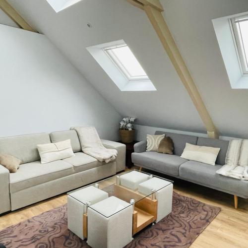 un salon avec un canapé et une table dans l'établissement Élégant T4 lumineux en centre-ville, à Lorient