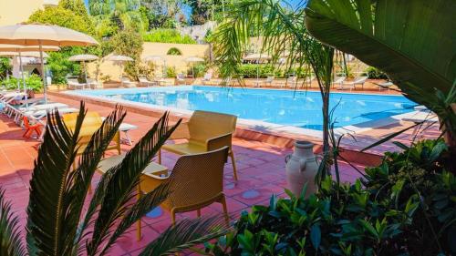 Bazén v ubytování Hotel Grotticelle nebo v jeho okolí