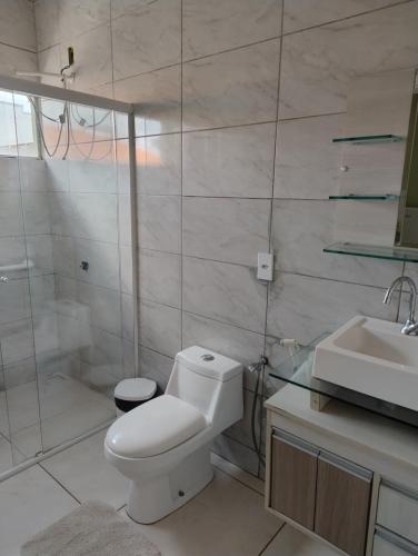 Bilik mandi di Pousada Santiago AP-2