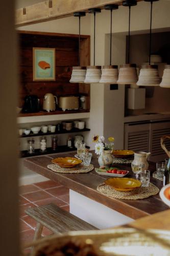 - un comptoir de cuisine avec des assiettes et de la vaisselle dans l'établissement Pausette, à Fanjeaux