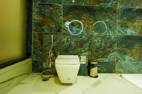 Hotel Adsan Heightsにあるバスルーム