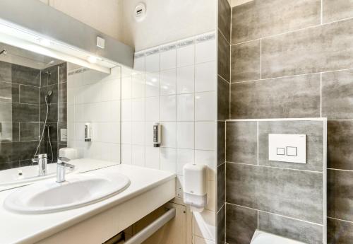 a bathroom with a sink and a shower at B&B HOTEL Montpellier Vendargues in Saint-Aunès