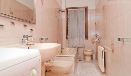 Ein Badezimmer in der Unterkunft Appartamento Giardini
