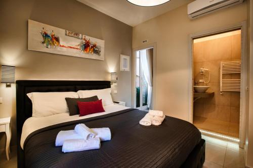 1 dormitorio con 1 cama grande y toallas. en Guest House Grazioli en Roma