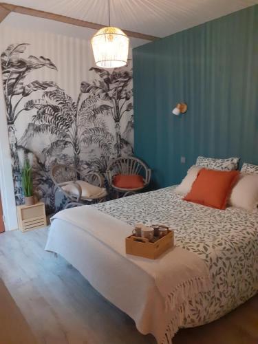 - une chambre avec un lit doté d'une boîte en bois dans l'établissement Les paliers du Saulou, à Fumel