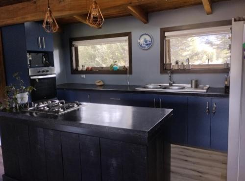 a kitchen with a black counter top and a stove at Hermosa casa en Palguin Bajo in Minetué