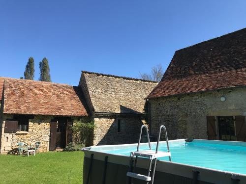- une piscine dans la cour d'un bâtiment dans l'établissement Hameau de la Vidalie, à Thonac