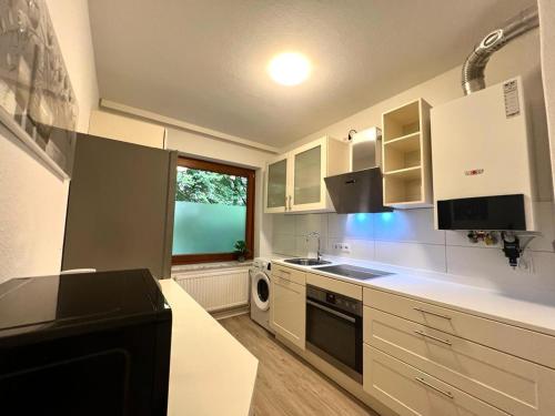 a kitchen with a sink and a dishwasher at Ruhiges Wohnen am Lohgraben in Hannover