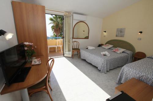 Postel nebo postele na pokoji v ubytování Hotel Grotticelle