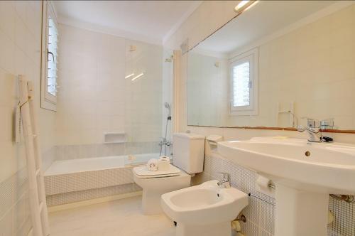 a white bathroom with a sink and a toilet at Ancla 1 in Port d’Andratx